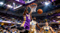 湖人队对阵勇士队NBA篮球比赛精彩扣篮瞬间画面